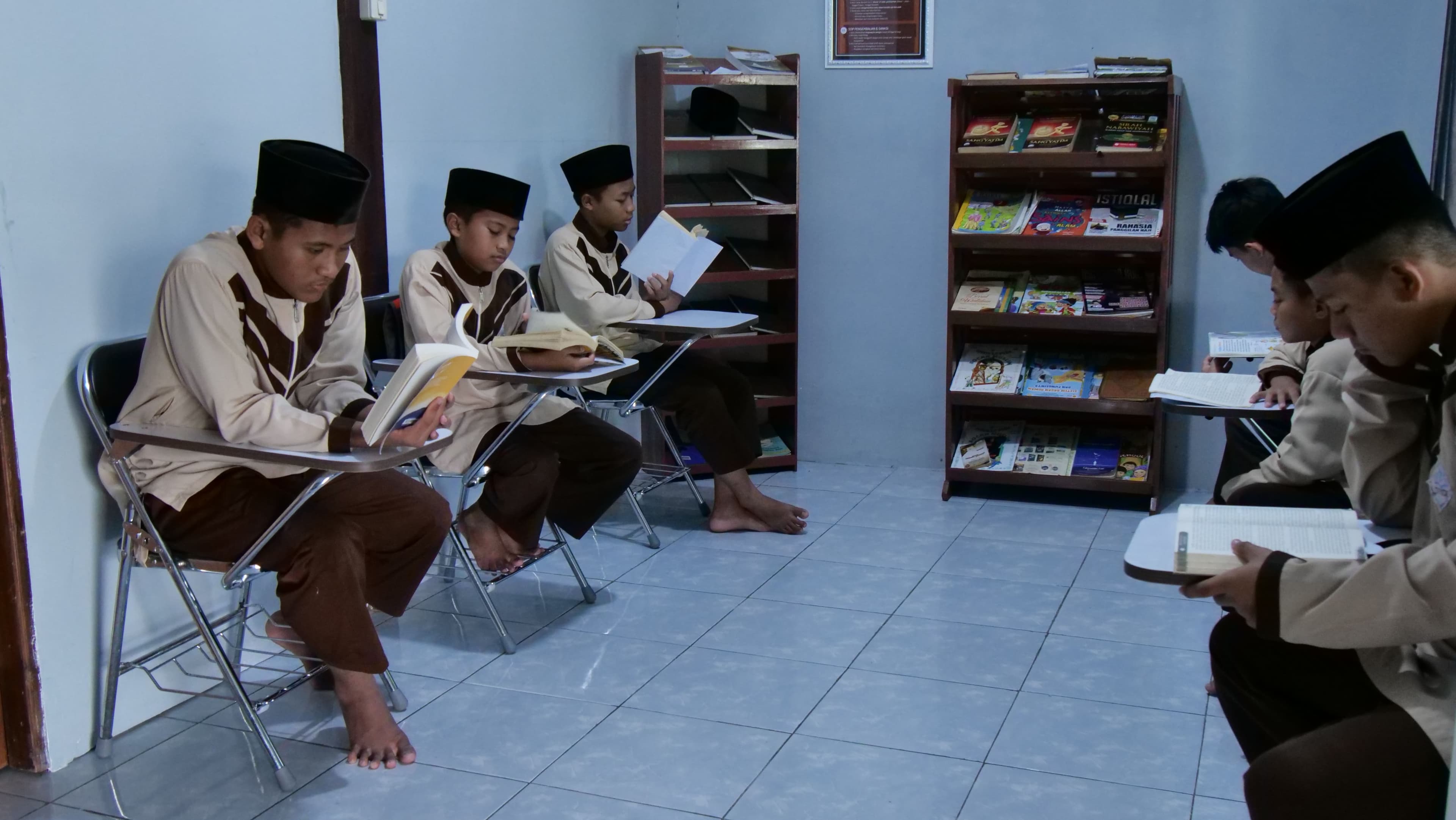 Santri membaca buku di perpustakaan Pesantren Gratis Klaten