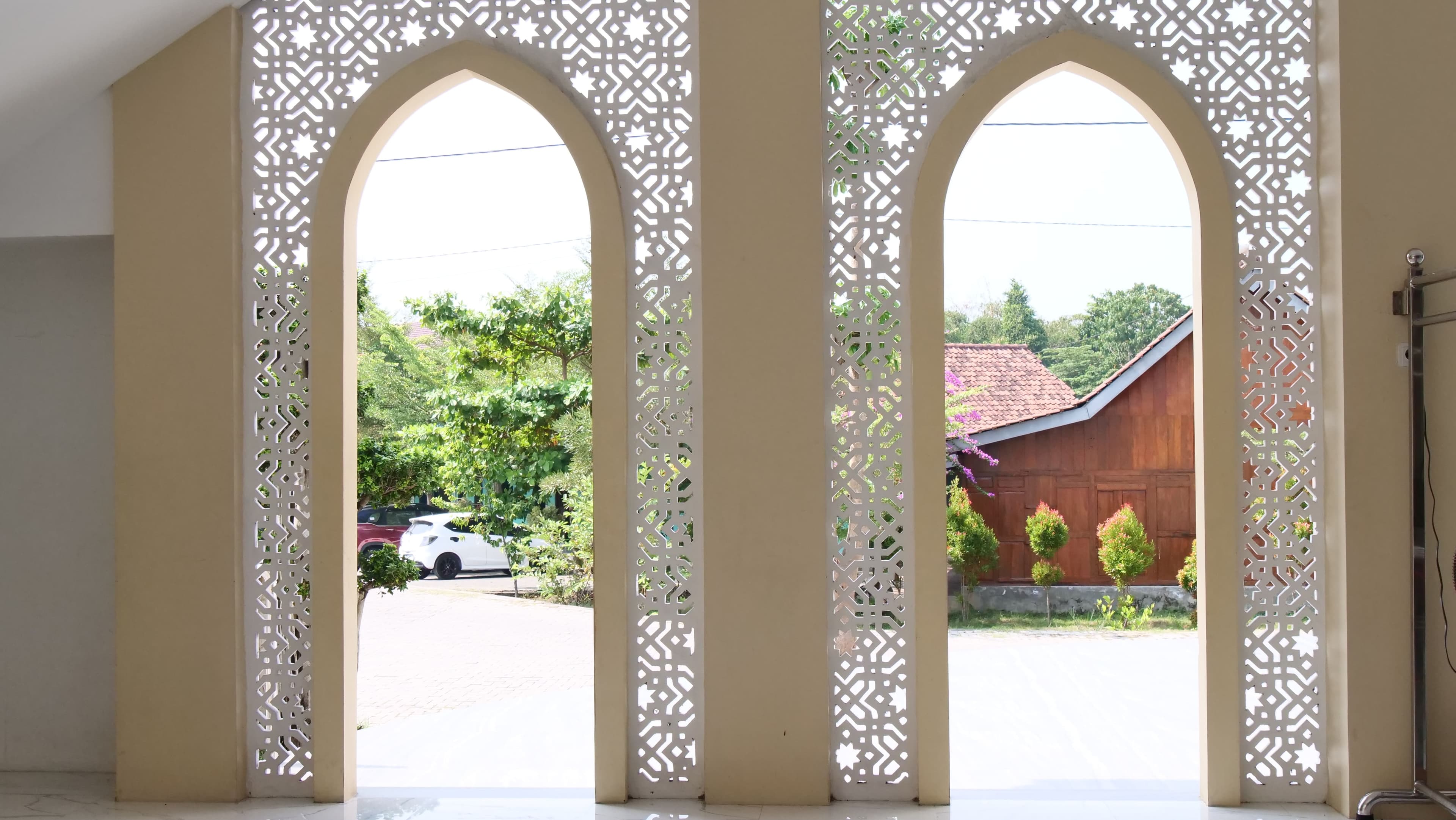 Tampak dari dalam Masjid Pesantren Gratis Klaten
