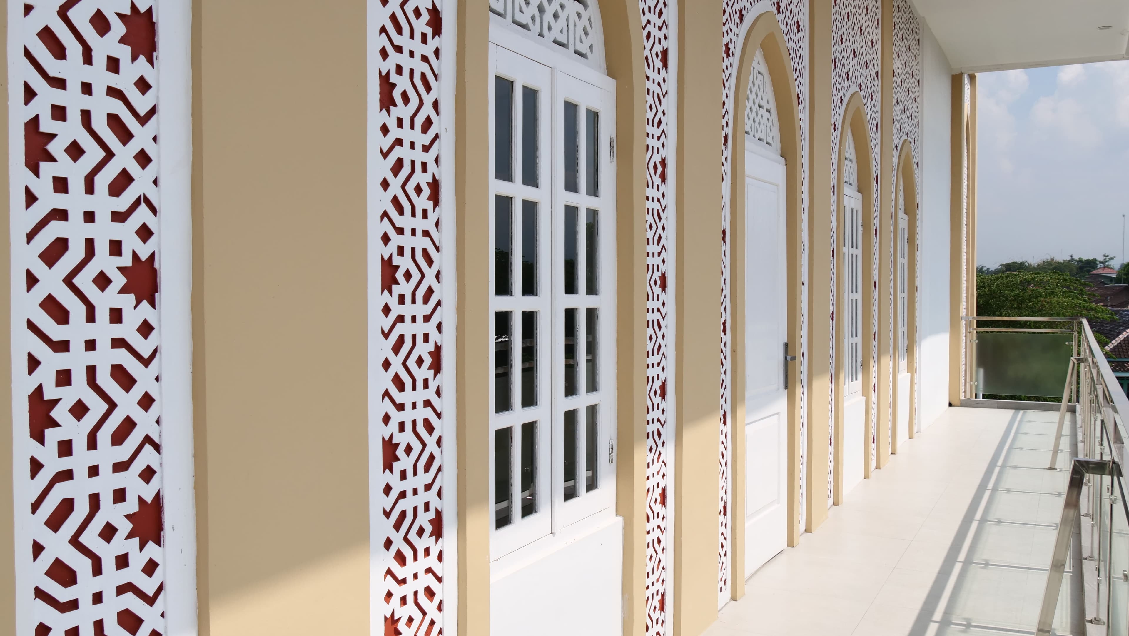 Tampak dari samping Masjid Pesantren Gratis Klaten