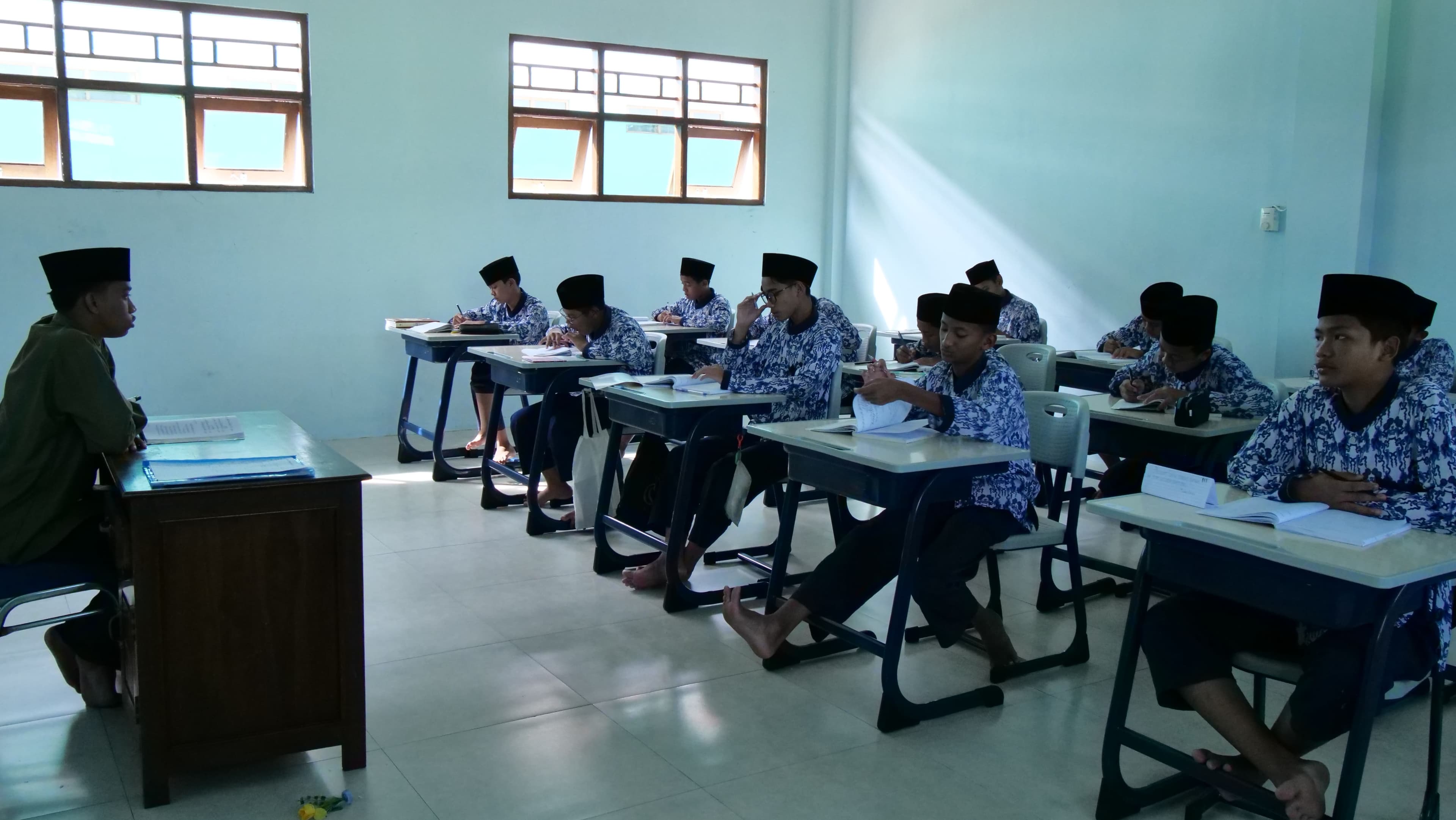 Santri putra membaca Al-Quran di Pesantren Gratis Klaten