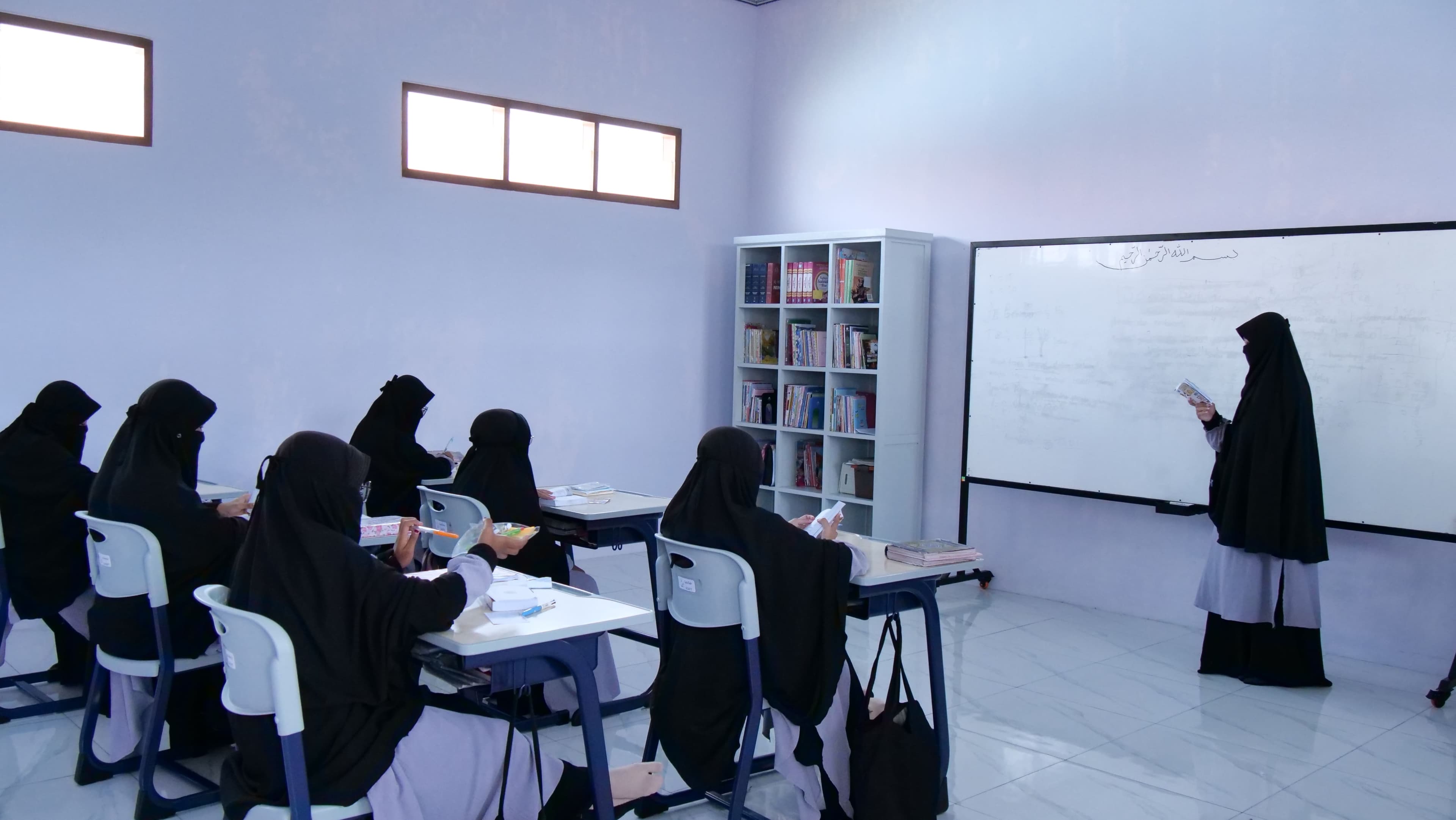 Santri putri membaca Al-Quran Pesantren Gratis Klaten