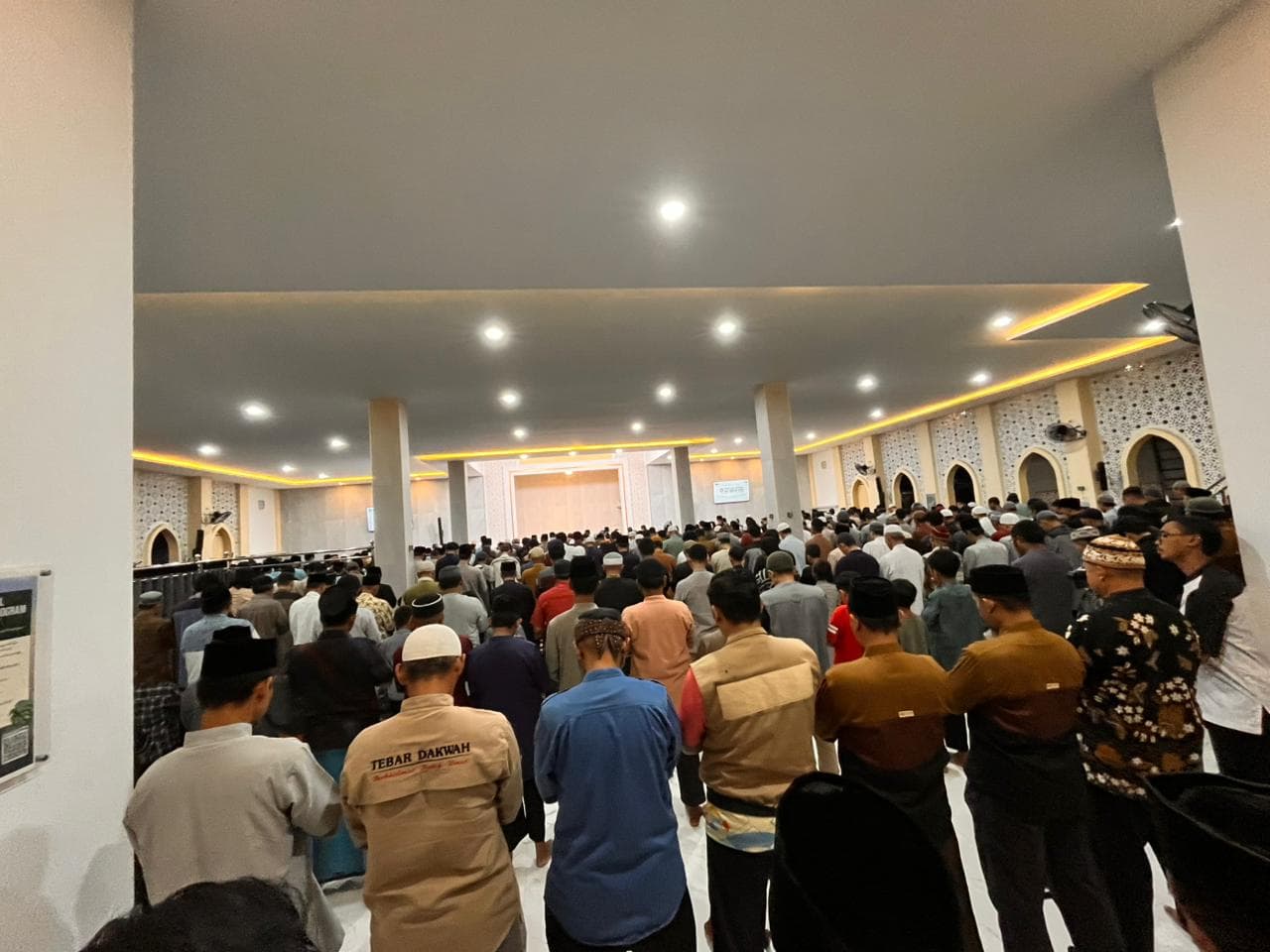 Sholat berjamaah santri putra Pesantren Gratis Klaten