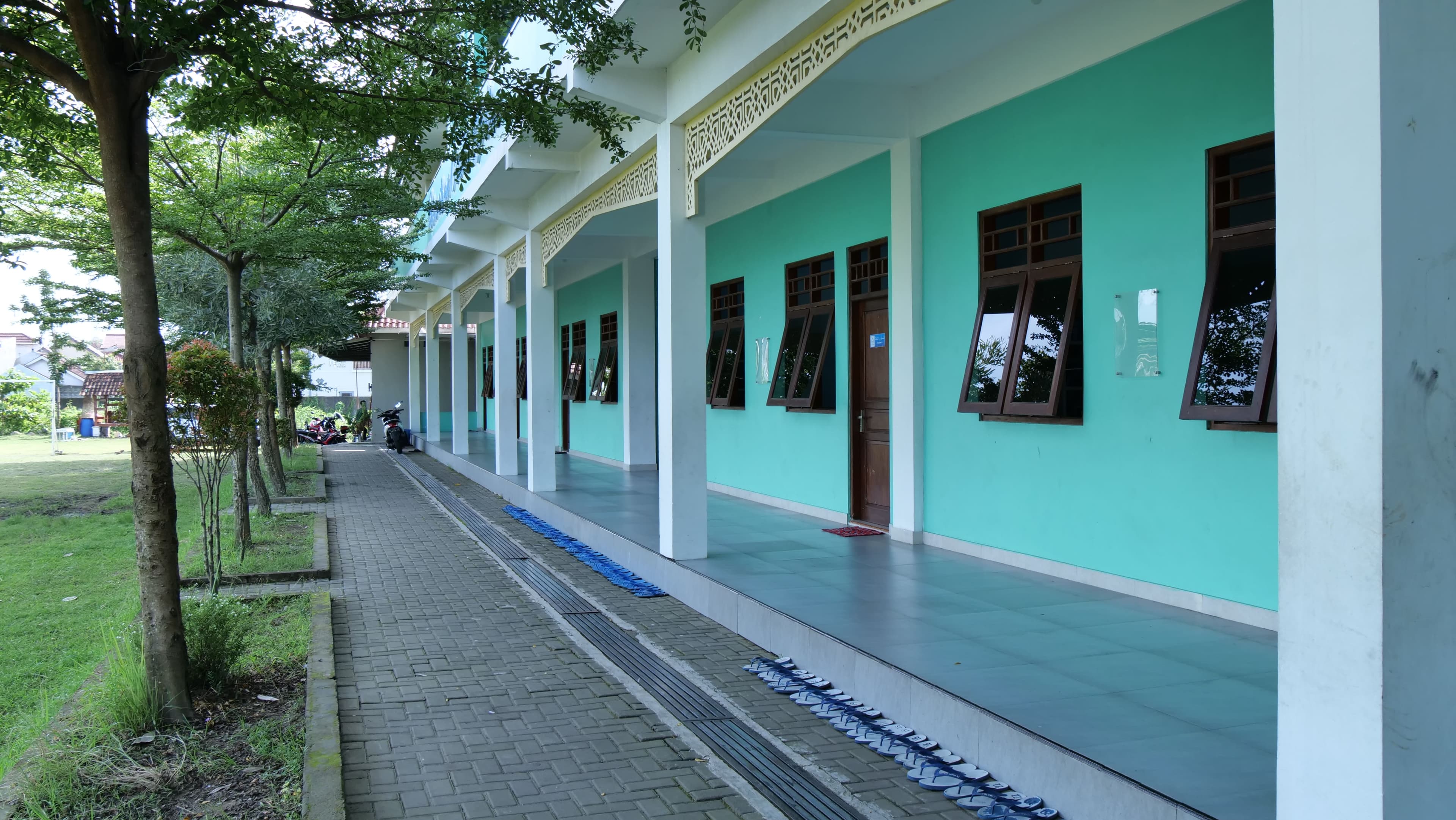 Pembelajaran santri bersama ustadz di Pesantren Gratis Klaten