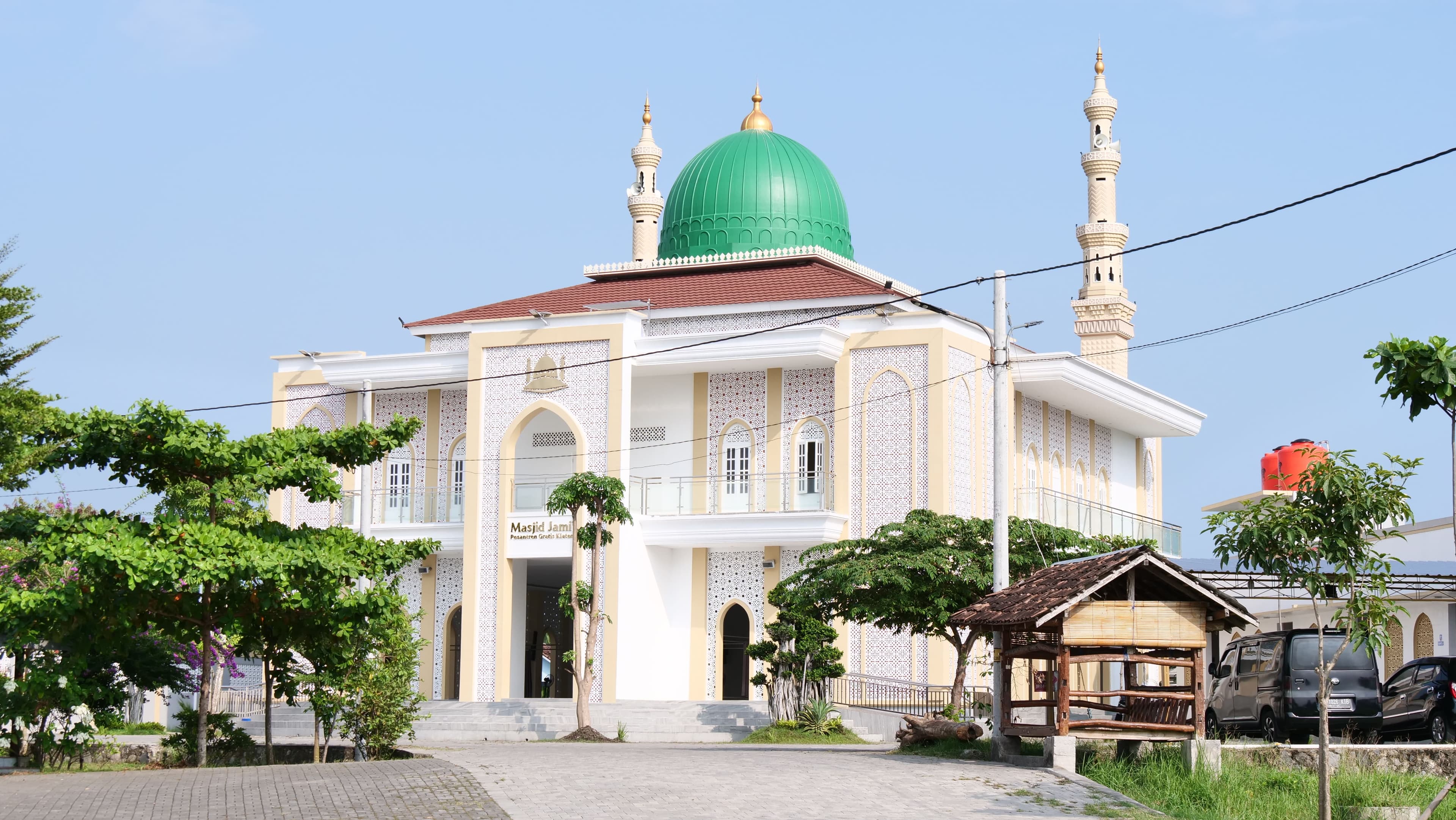Masjid Jami Pesantren Gratis Klaten tampak luar