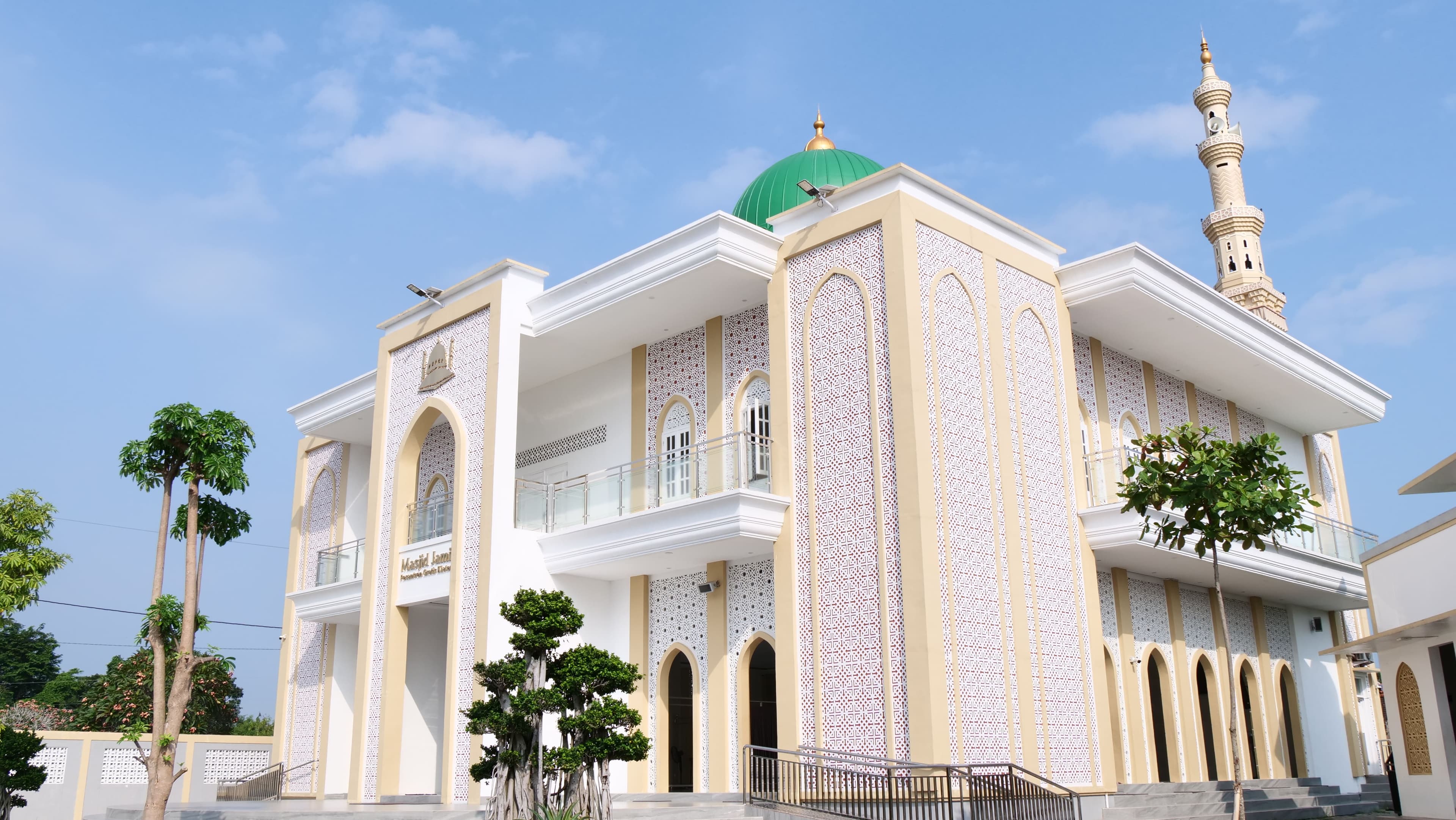Masjid Jami Pesantren Gratis Klaten tampak luar