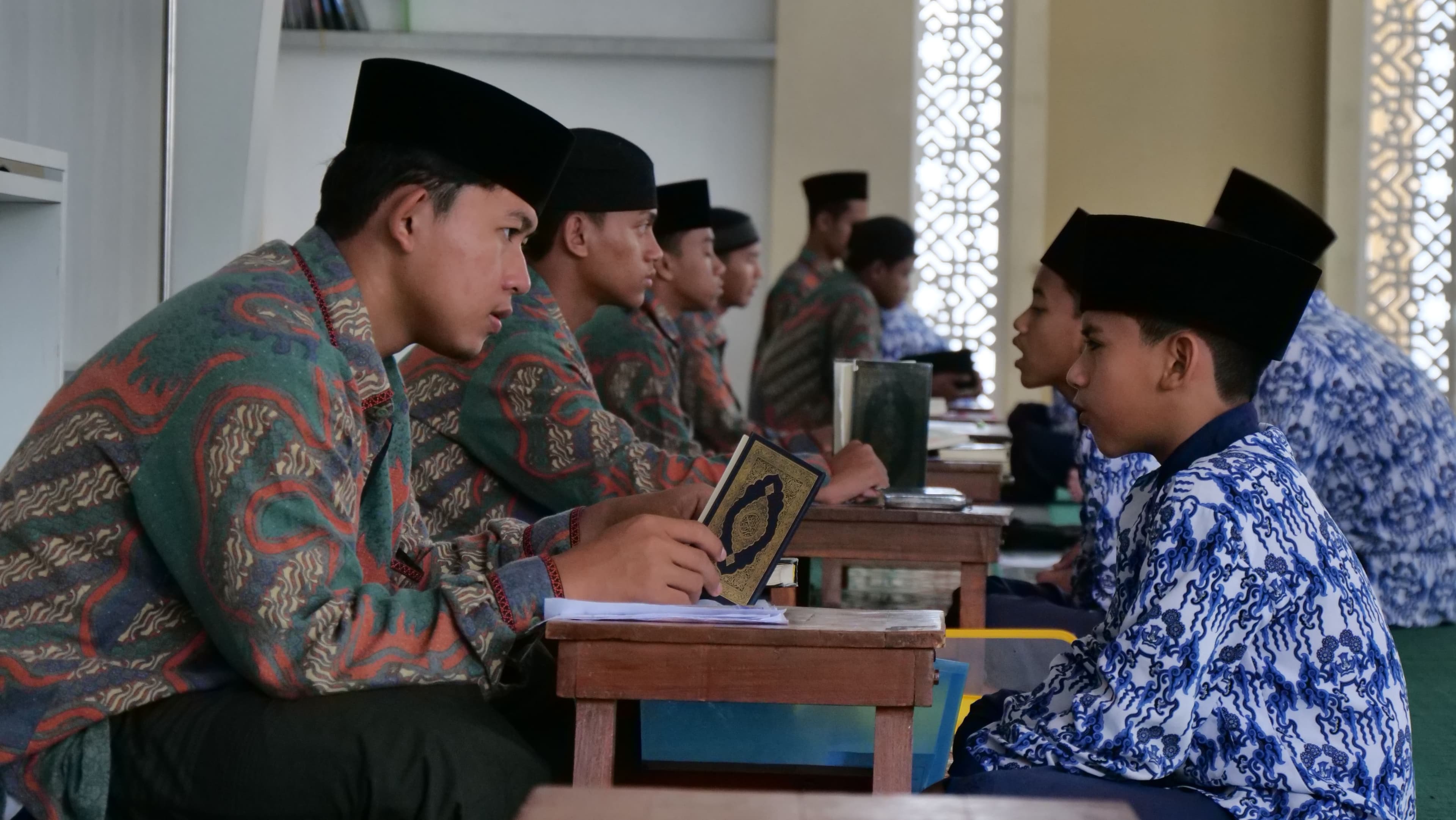 Santri putra sedang belajar di Pesantren Gratis Klaten