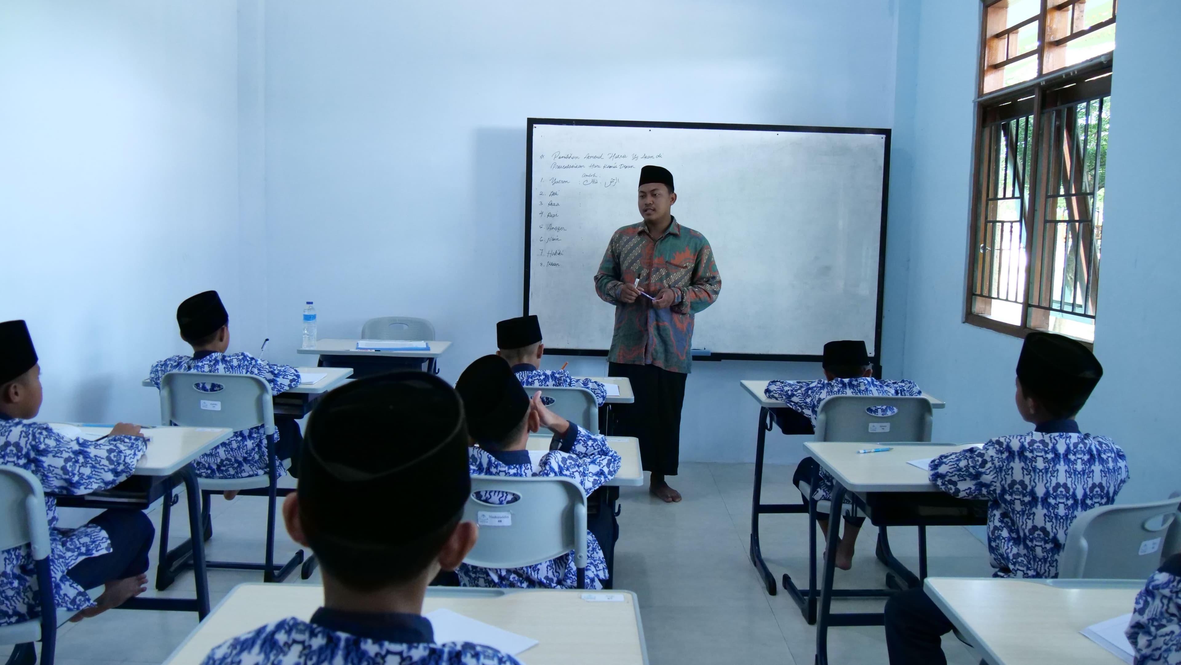 Pembelajaran rutin santri putra Pesantren Gratis Klaten