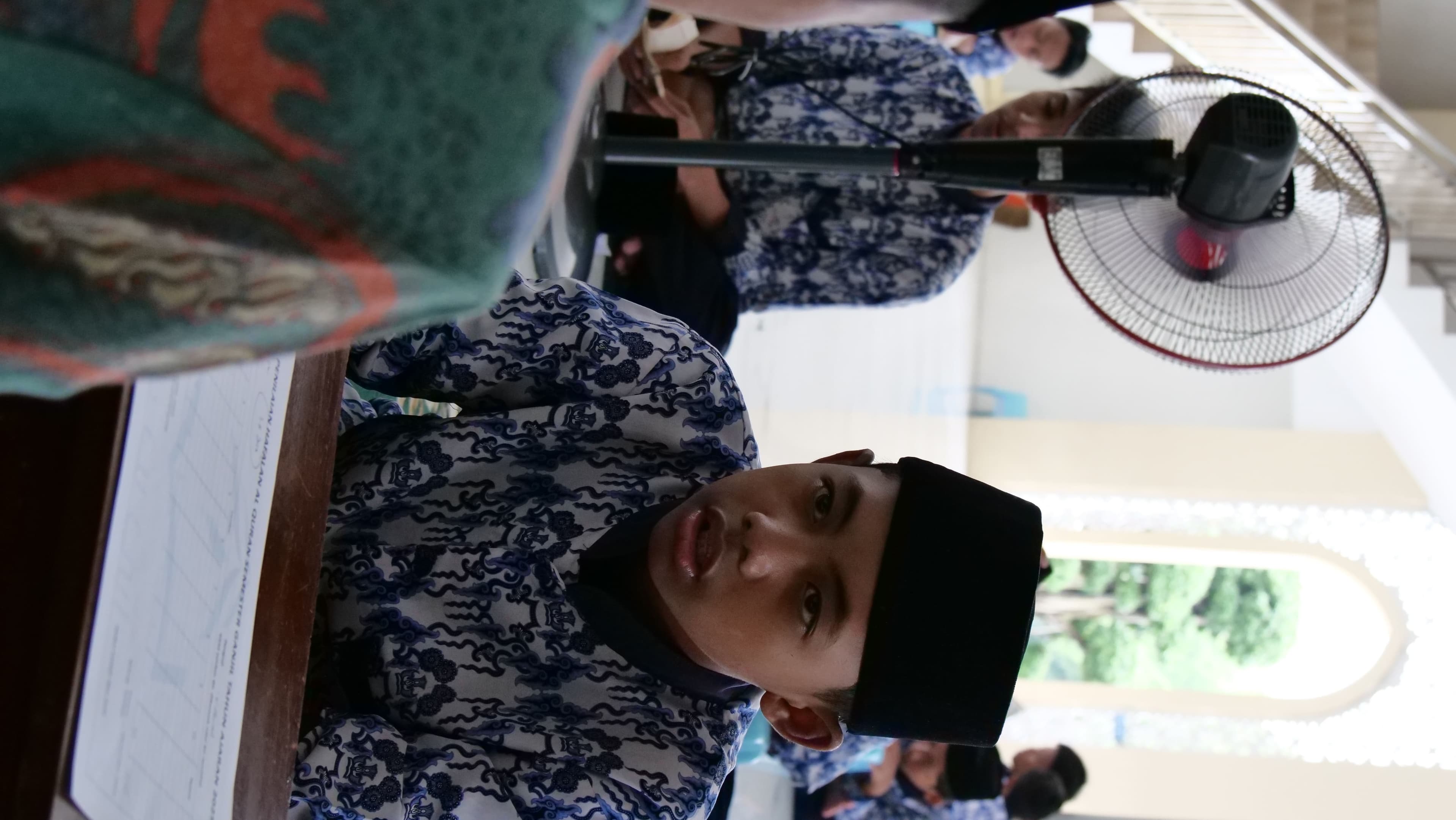 Kegiatan belajar santri putra Pesantren Gratis Klaten