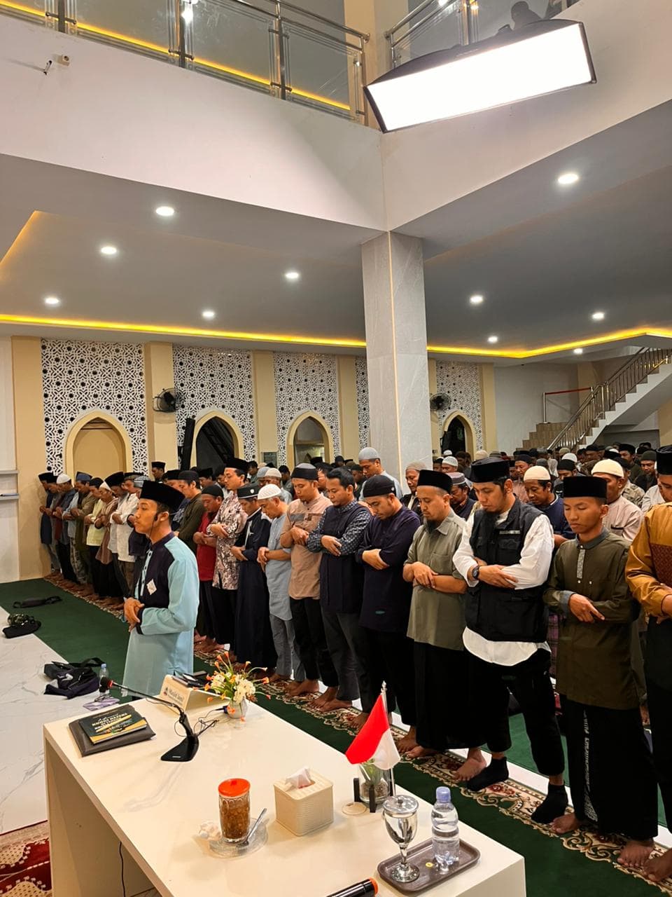 Kegiatan sholat berjamaah di Masjid Pesantren Gratis Klaten