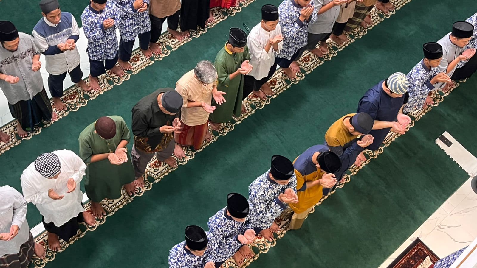 Santri menunaikan ibadah sholat di Pesantren Gratis Klaten